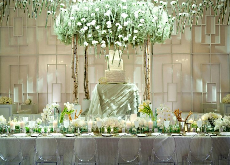 deco-table-de-jardin--bougies-fleurs-chaises-transparentes