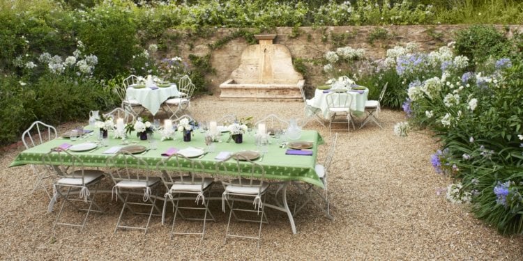 deco-table-de-jardin-chaises-galettes-gravier-decoratif-fleurs