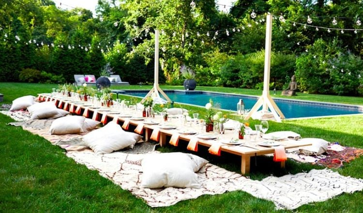 deco-table-de-jardin--coussins-fleurs-piscine-encastrable-pelouse