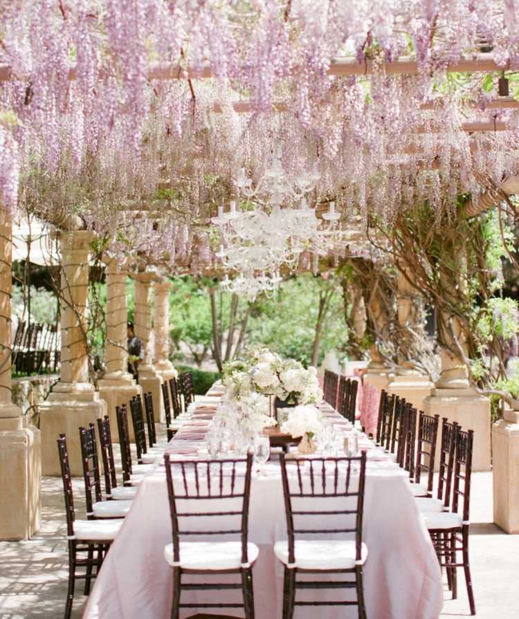 deco-table-de-jardin--style-romantique-chaises-bois-pergola