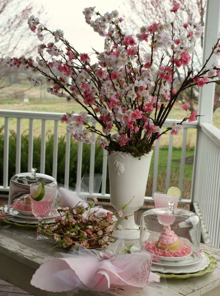 deco-table-de-jardin--terrasse-fleurs-assiettes-garden-party