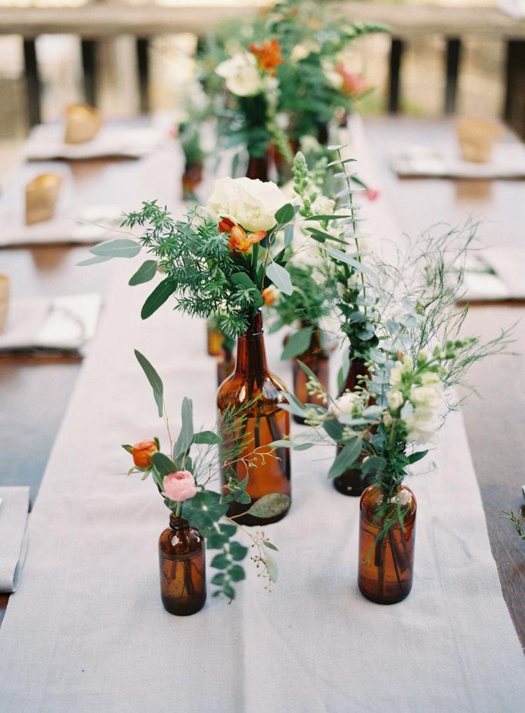 deco-table-de-jardin--vases-roses-feuillage-pivoines