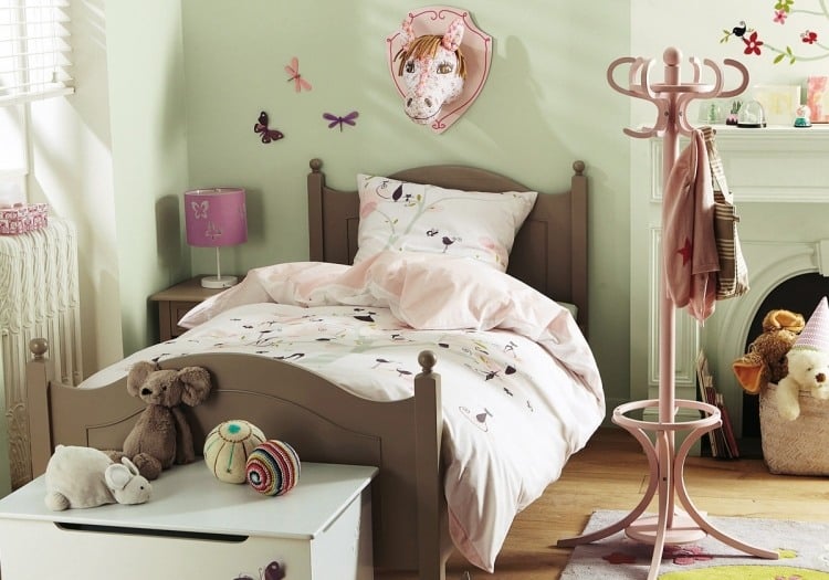 decoration-chambre-enfant-fille-jouets-pelouche-lampe-papillons