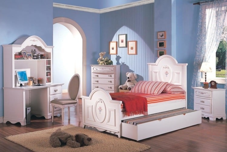 decoration-chambre-enfant-fille-lit-bureau-tapis-tableau