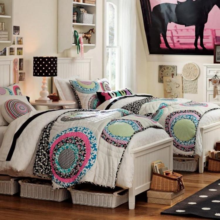 decoration-chambre-enfant-fille-lits-jumeaux-linge-tapis-panier-rangement