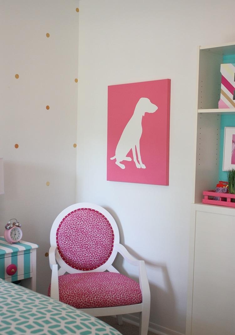 décoration chambre enfant fille-tableau-mural-chaise-etagere