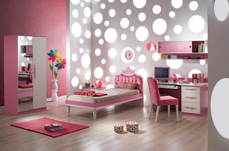 decoration-chambre-enfant-fille-tapis-rose-lit