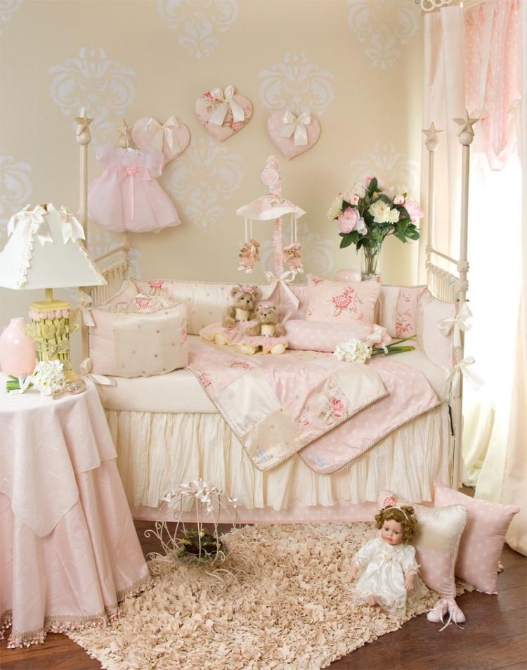 decoration-chambre-enfant-fille-theme-princesse-coussins