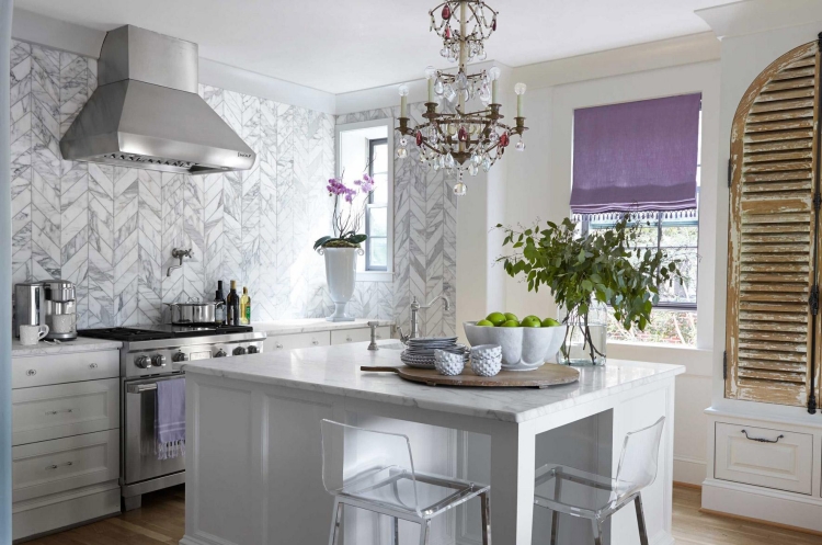 decoration-cuisine-hotte-aspirante-revetement-mural-marbre-bar-suspension