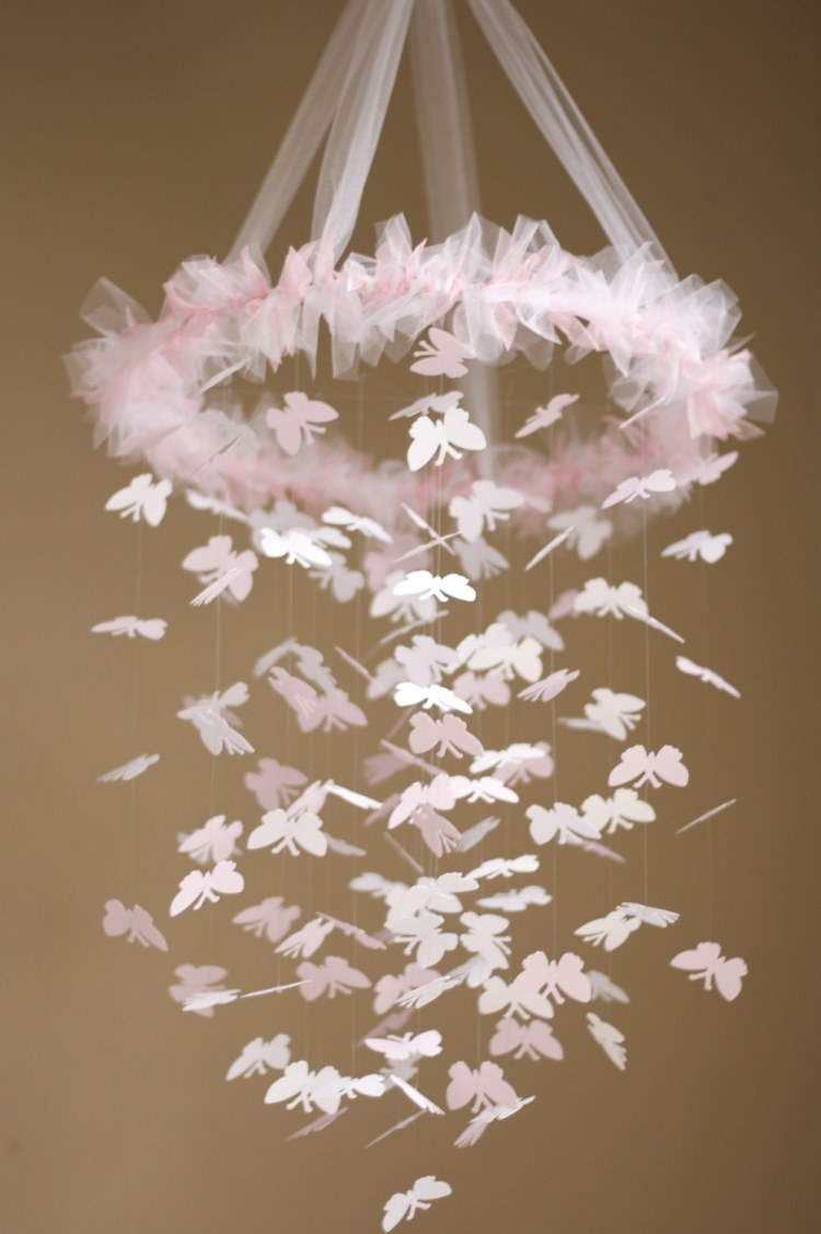decoration-murale-chambre-enfant-fille-papillons-rose-suspension