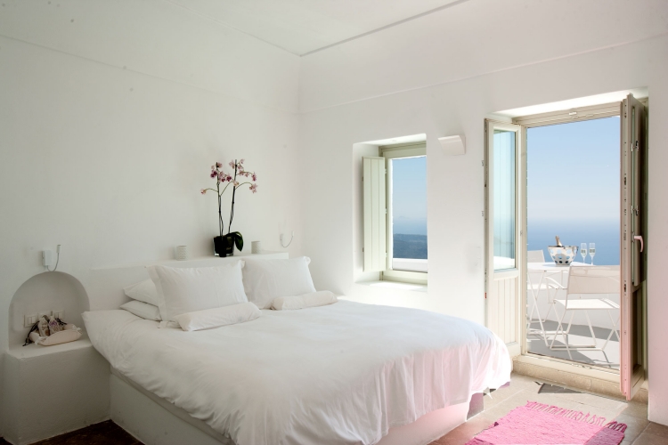 design-chambre-blanche-balcon-vue-mer-carpette-rose