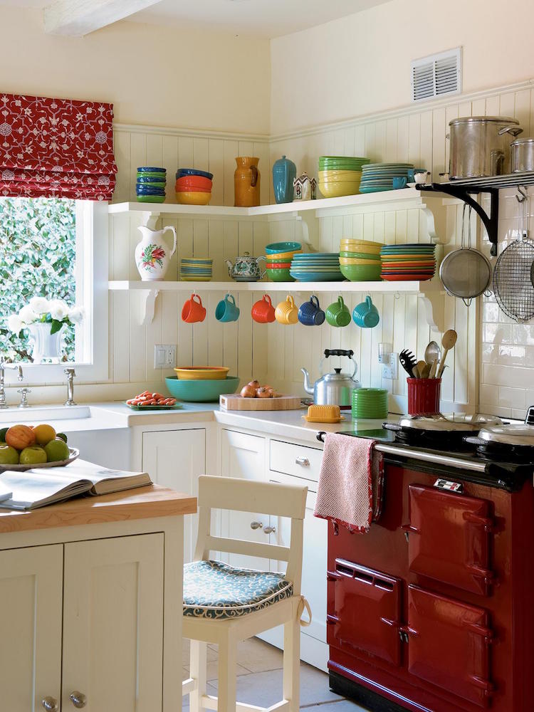 décoration-cuisine-vaisselle-multicolore-affichée-four-vintage-rouge
