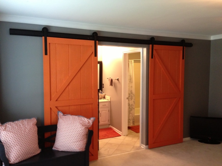 double porte coulissante rail esprit-grange-peinte-orange