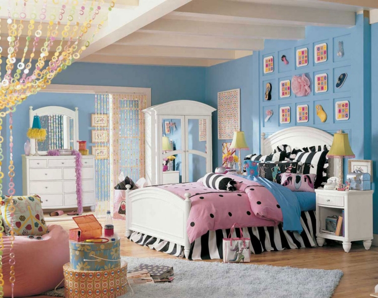 déco-chambre-enfant-lit-bois-blanc-peinture-bleue-parquet