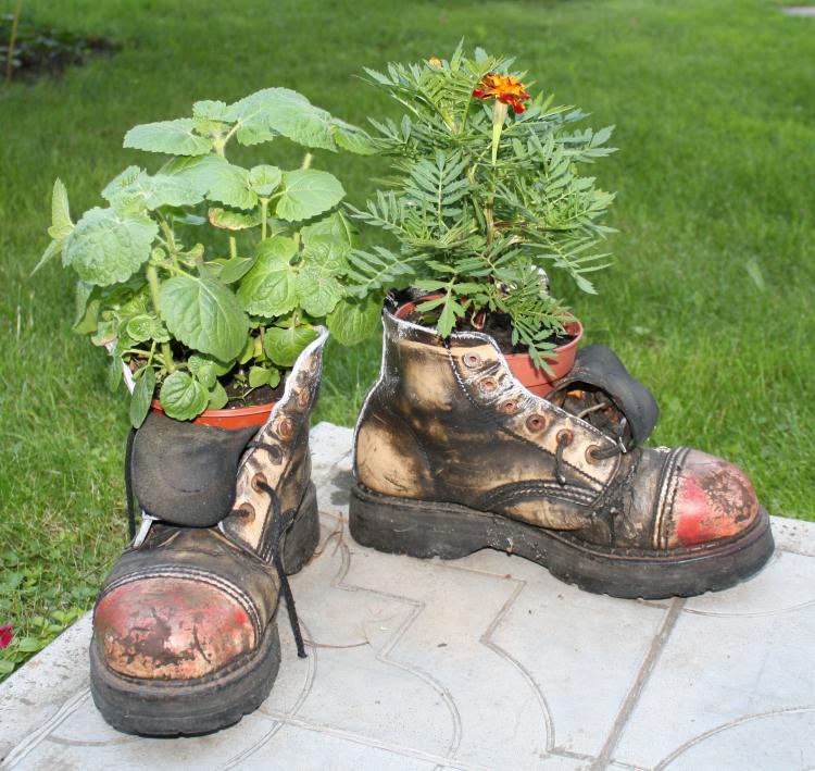 déco-jardin-chaussures-pots-fleurs-gazon