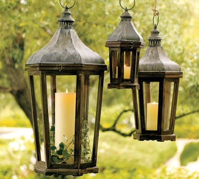 déco-jardin-lanternes-suspendues-métal-patiné-décorées-lierre