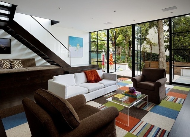 décoration-salon-design-tapis-patchwork-escalier-droit