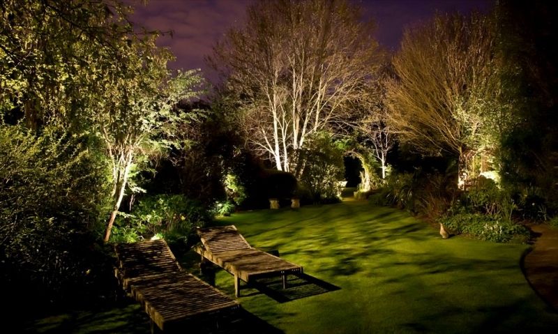 eclairage-exterieur-LED-arbustes-jardin-arbres-gazon-chaises-longues