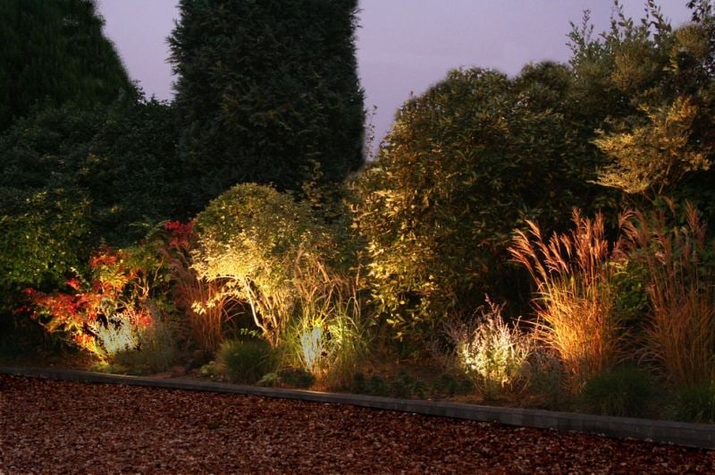eclairage-exterieur-allée-jardin-cailloux-plantes-vertes3