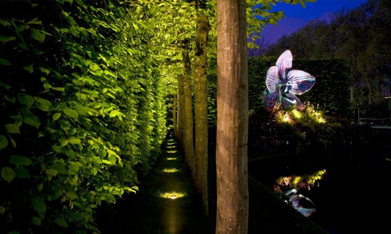 eclairage-exterieur-allée-jardin-spots-led-sculpture-fleur-lumineuse