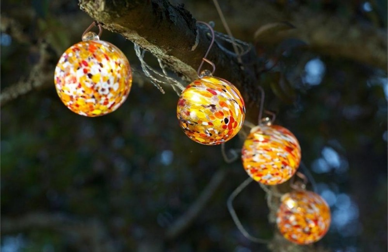 eclairage-exterieur-guirlande-lumineuse-boules-décoratives éclairage extérieur