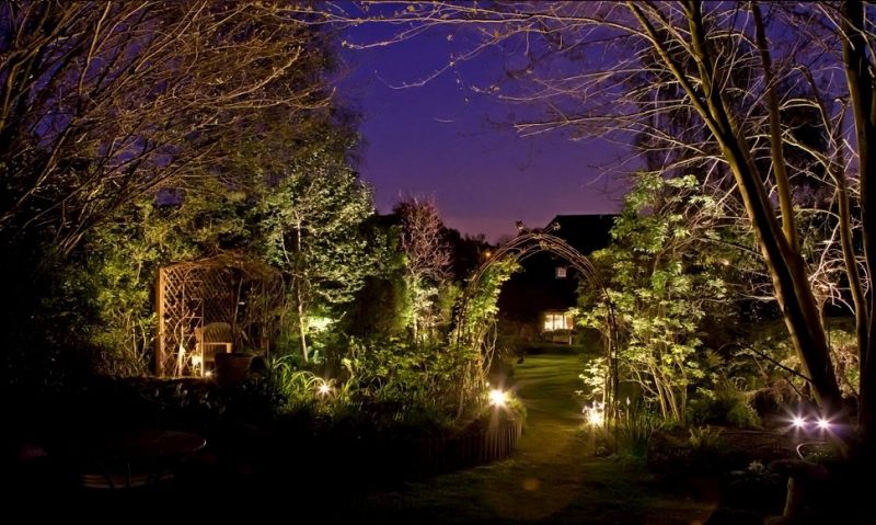 eclairage-exterieur-jardin-bornes-pergola-arbres éclairage extérieur