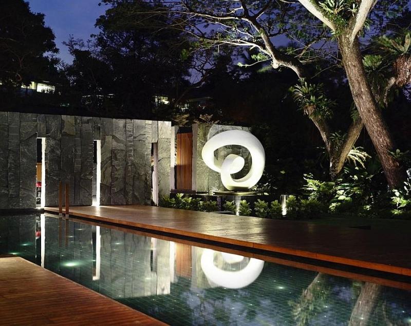 eclairage-exterieur-terrasse-piscine-sculpture-lumineuse-arbres