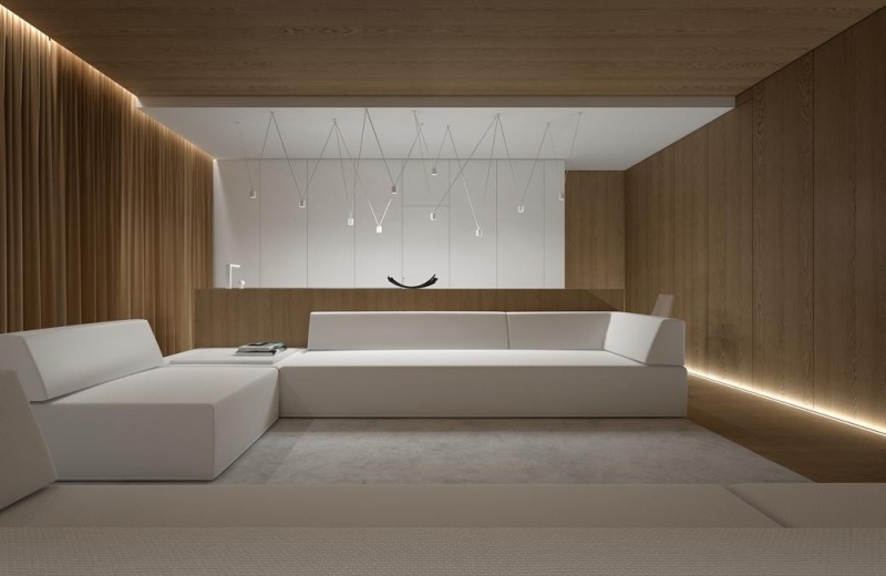 eclairage-led-indirect-salon-minimaliste-rideaux-suspensions-géométriques