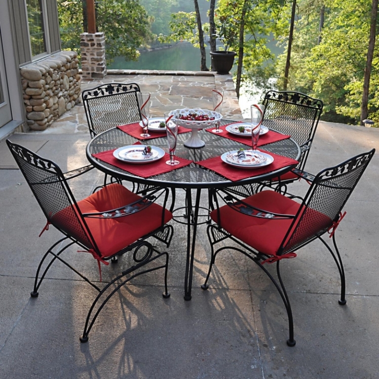 ensemble-table-chaises-jardin-fer-forgé-galettes-rouges