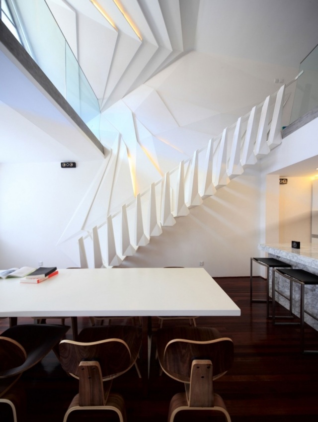 escalier-blanc-design-extraordinaire-intérieur-futuriste