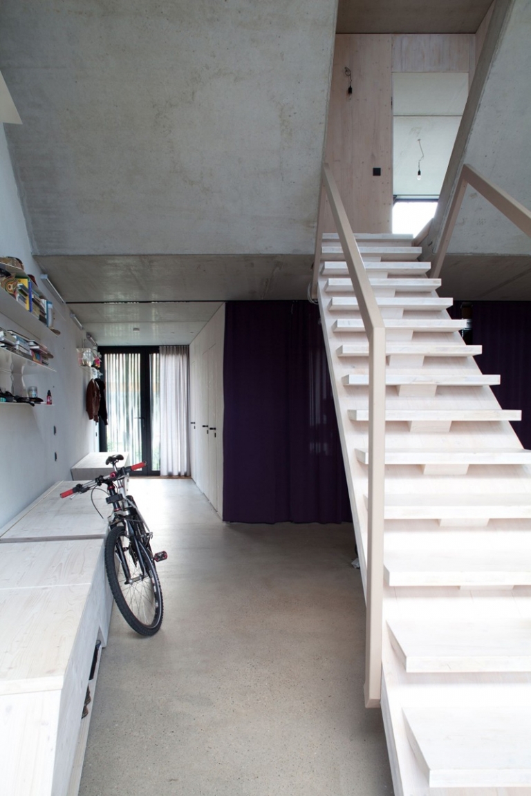 escalier-droit-blac-design-moderne-limon-central-murs-béton