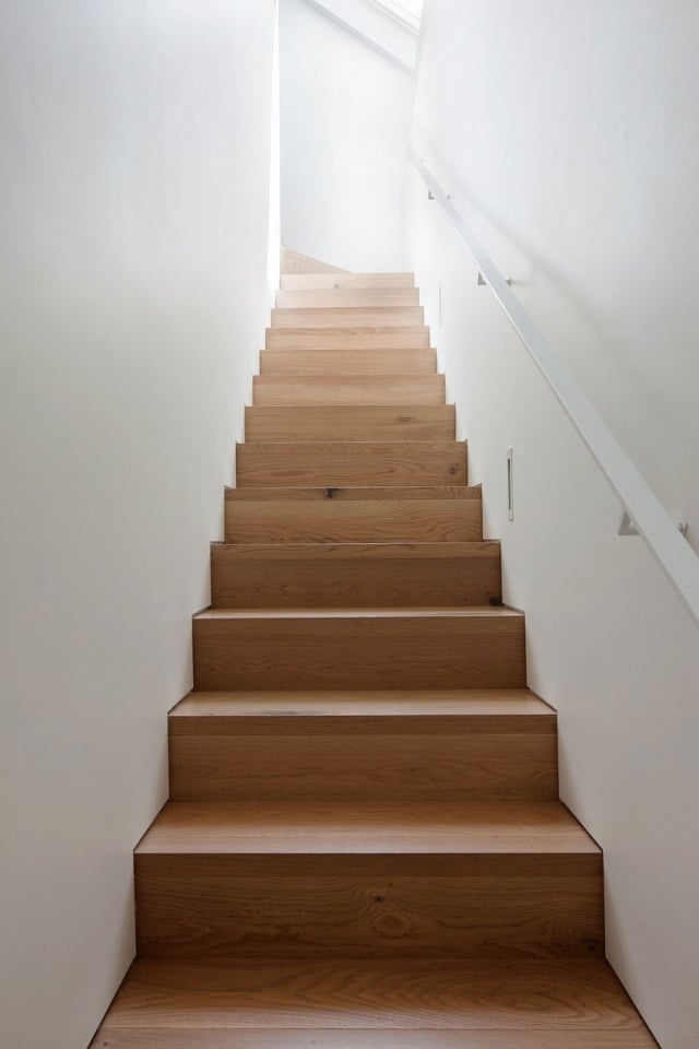 escalier-droit-bois-main-courante-acier-murs-blancs