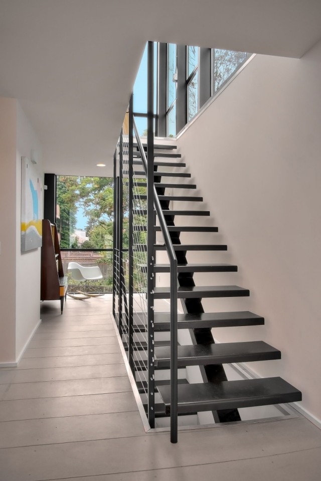 escalier-droit-limon-central-acier-design-moderne
