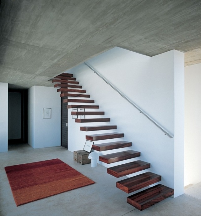 escalier-droit-suspendu-marches-bois-plafond-aspect-béton