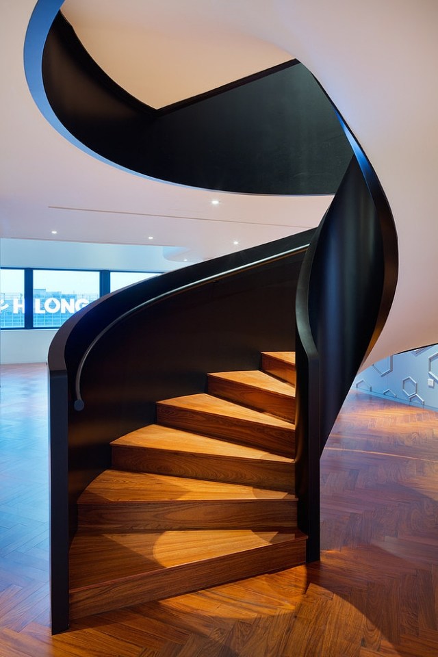 escalier-hélicoïdal-moderne-marches-bois-naturel