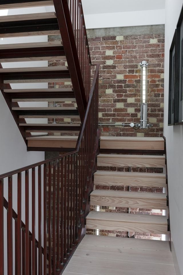escalier-intérieur-marches-bois-rampe-métal-mur-brique