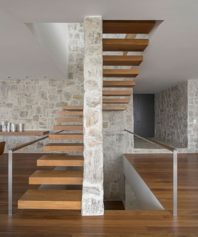 escalier-intérieur-marches-flottantes-bois-murs-pierre