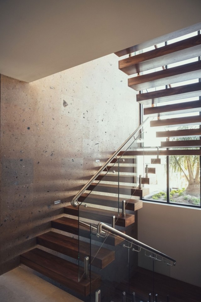 escalier-intérieur-marches-suspendues-bois-rampe-verre-métal