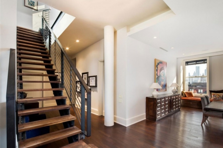 escalier-intérieur-moderne-double-crémaillère-marches-bois