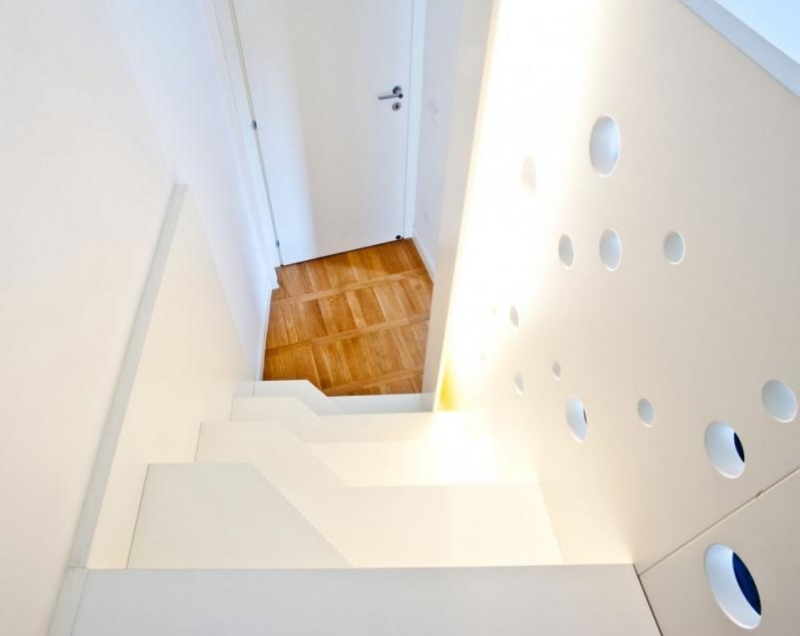 escalier-intérieur-moderne-marches-blanches-forme-irrégulière