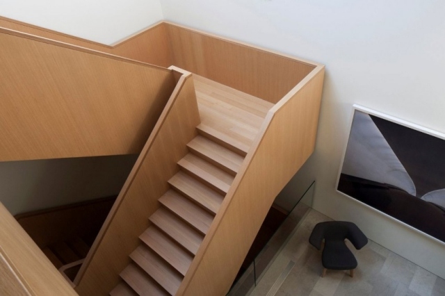 escalier-intérieur-tournant-design-moderne-entièrement-bois
