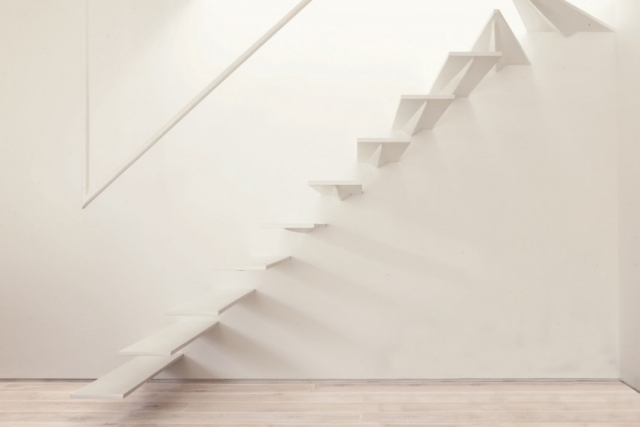 escalier-suspendu-blanc-marches-flotter-main-courante