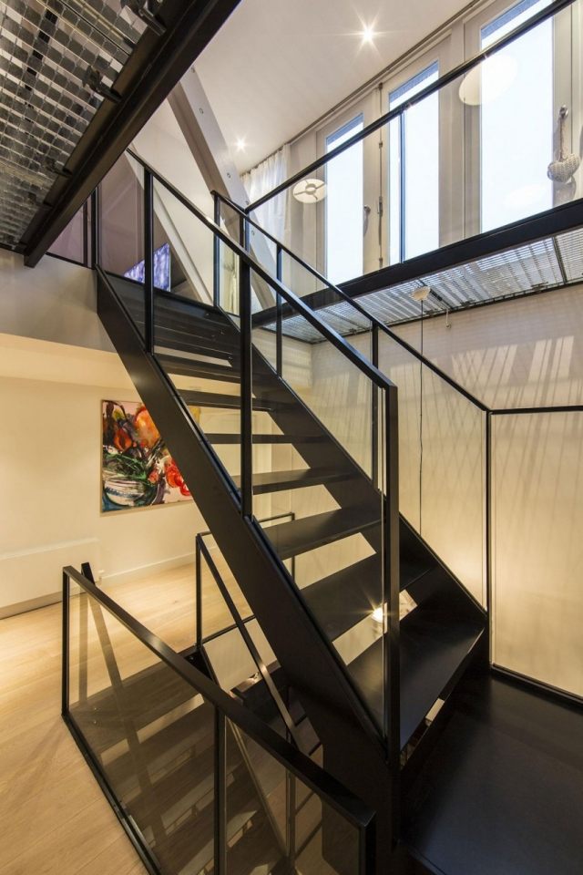 escalier-tournant-moderne-crémaillère-marches-paliers-noirs