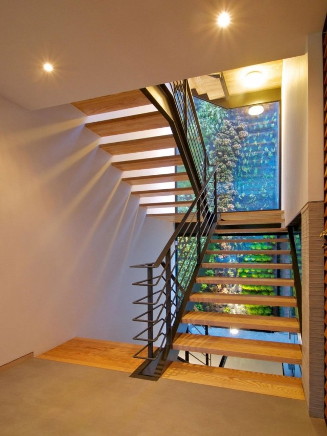 escalier-tournant-sans-contremarches-rampe-acier
