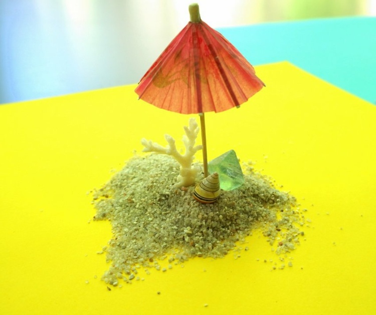 fabriquer-un-terrarium-sable-cocktail-parapluie-coquillage