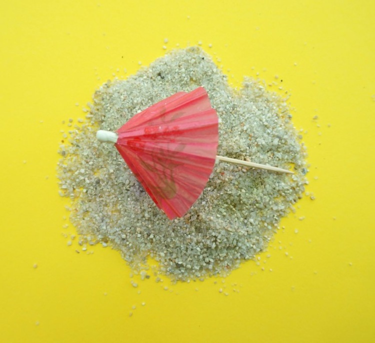 fabriquer un terrarium sable-cocktail-parapluie