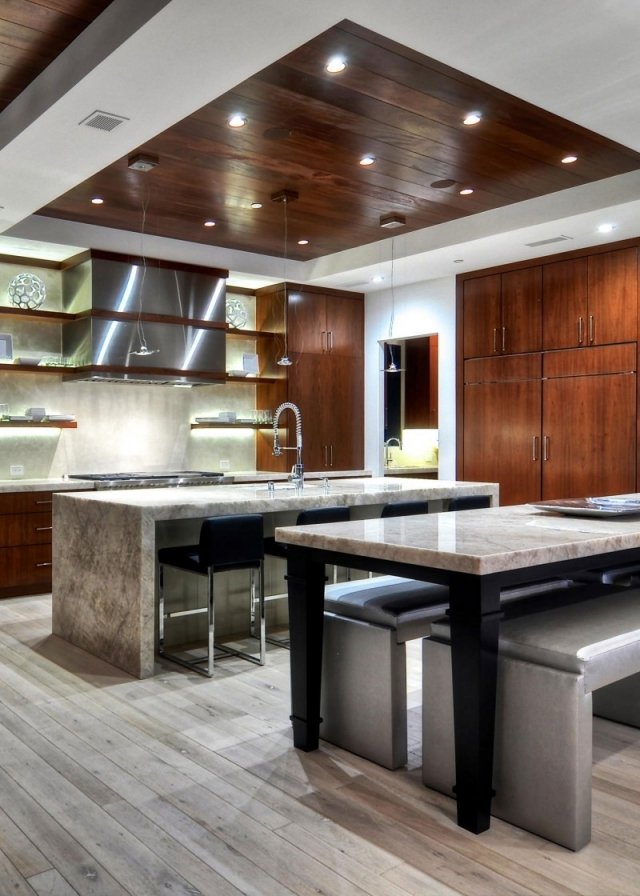 faux-plafond-design-spots-encastres-ilot-cuisine-plan-travail-marbre