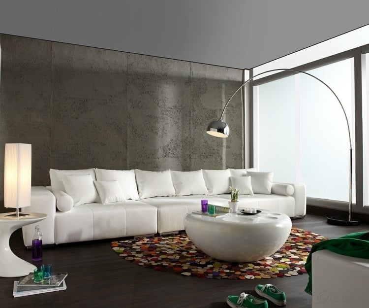 feng-shui-facile-canapé-blanc-contre-mur-gris-tapis-rond-lampadaire