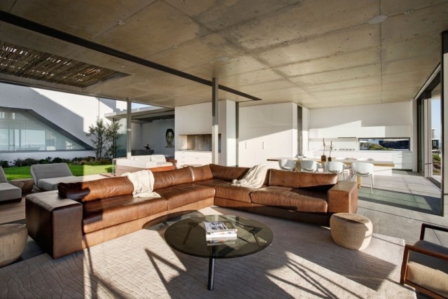 grand-canapé-angle-cuir-marron-plafond-béton-salon-design