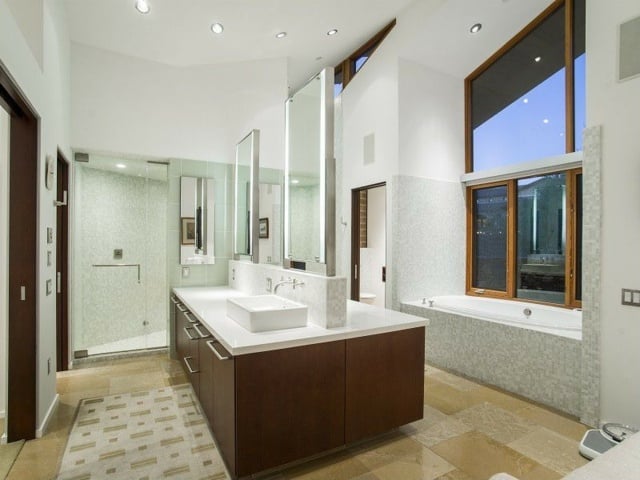 grand-meuble-salle-bains-bois-massif-carrelage-beige-murs-blancs